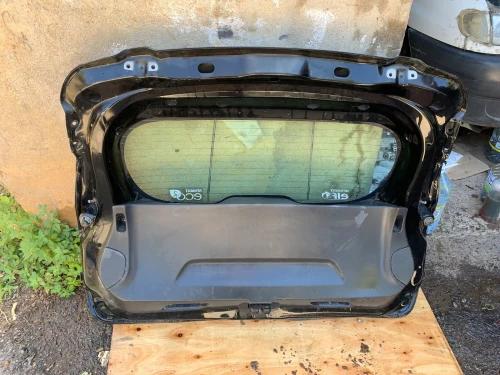 Male Clio 4 noir accidentée sans peinture 