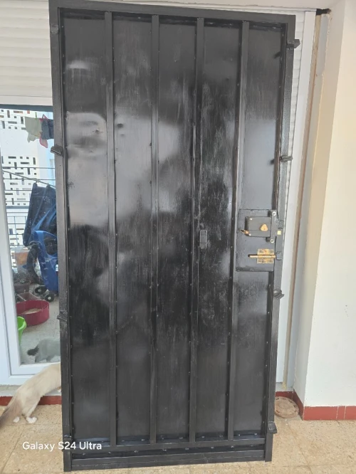 Porte d'entrée extérieure solide