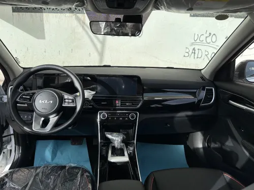 Kia Seltos 2025 Luxury black sunroof