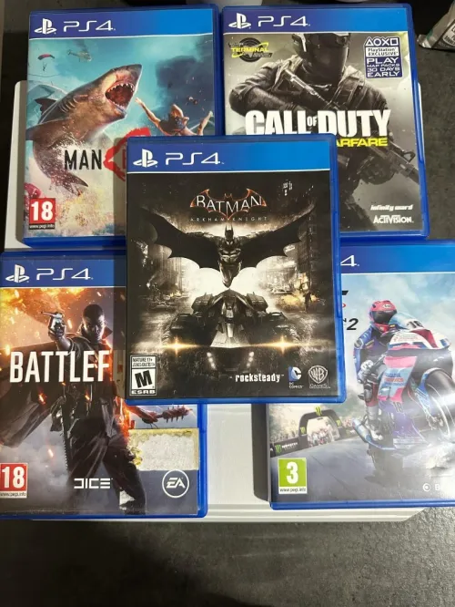 PS4 Pro blanche - Très bonne état presque neuf - une (01) manette - 5 CD jeux