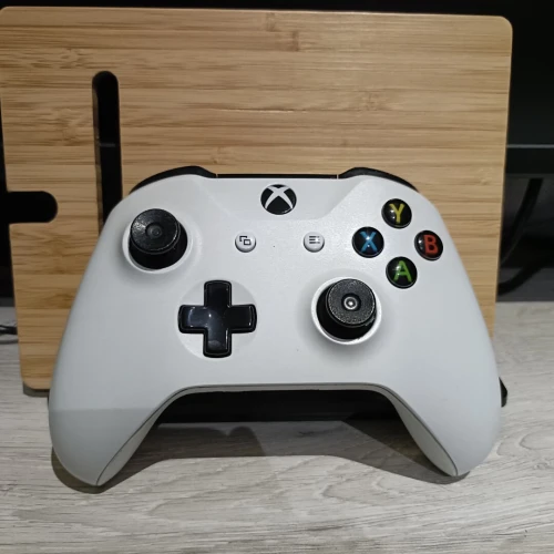 Xbox One S 512GB Bon État + Manette Fonctionne Parfaitement + Jeux Cars
