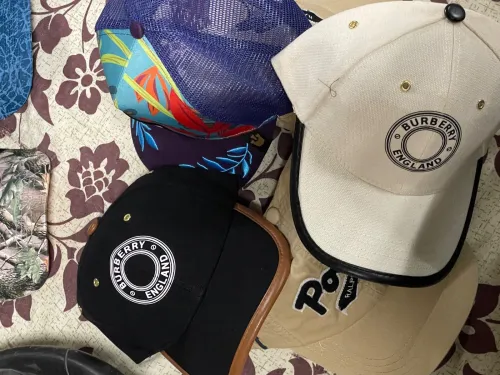 Casquette.  Et sacoche