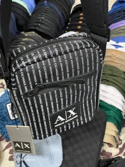 Casquette.  Et sacoche