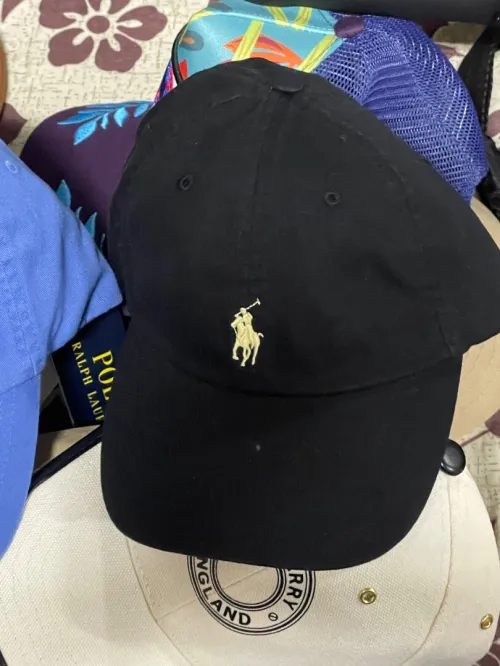 Casquette.  Et sacoche