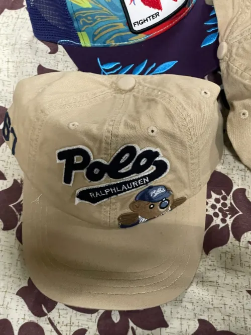 Casquette.  Et sacoche