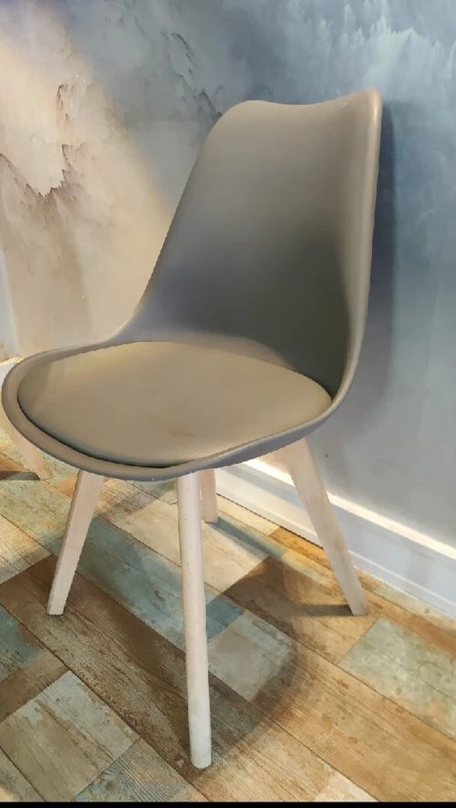 Tables et chaises et caisse avec pc all in one avec logiciel de vente pour restaurant où fastfood