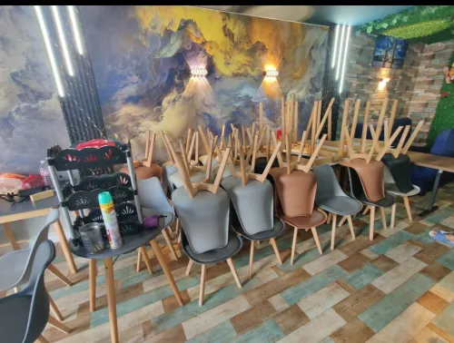 Tables et chaises et caisse avec pc all in one avec logiciel de vente pour restaurant où fastfood