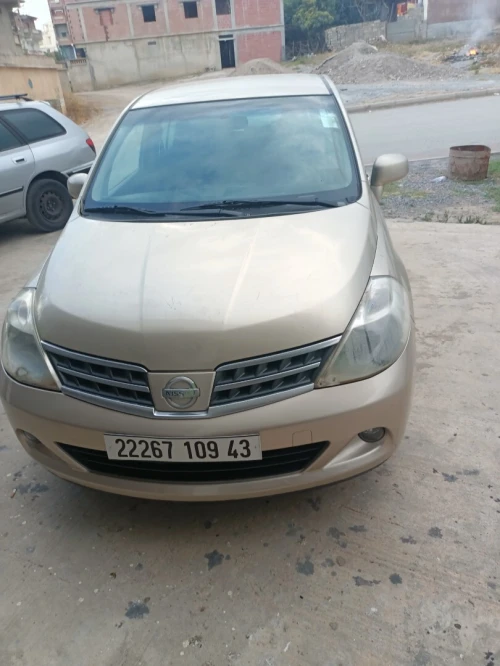 Nissan Tiida 4 portes 2009 Tiida 4 portes