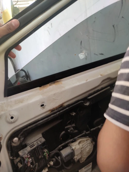 بيع و تركيب زجاج السيارات و الشاحنات 