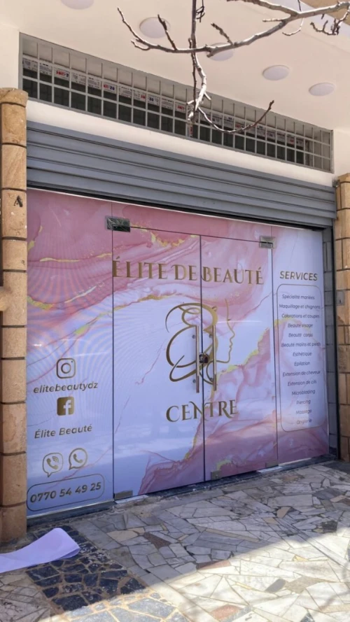 habillage vitrine interieur , exterieuret et conception plus la réalisation graphique  