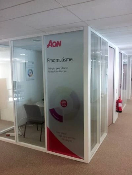 Habillage vitrine autocollant sablé
