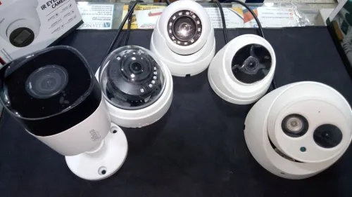 تركيب كاميرات المراقبة و أجهزة الإنذار... Installation caméra de surveillance