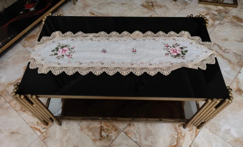 طاولة صالون (Table basse) عصرية - زجاج أسود وحديد ذهبي