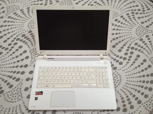 PC Portable TOSHIBA Satellite L50D-B-11N Skullcandy
