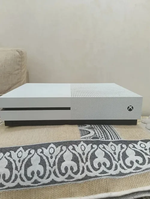 XBOX One S / PlayStation 4 avec Jeux et CD  