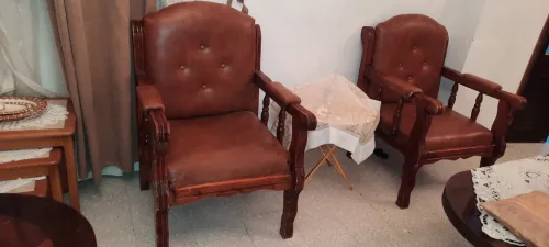Salon en bois rouge et similicuir 7 places