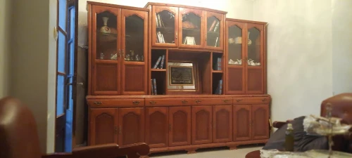Bibliothèque en bois rouge