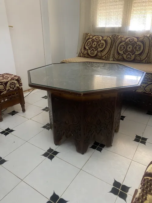Table en bois sculpté