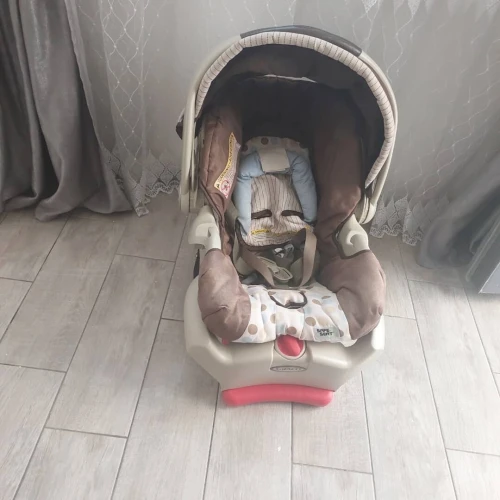 À VENDRE  Siège bébé avec socle Graco (type landau) en Excellent état