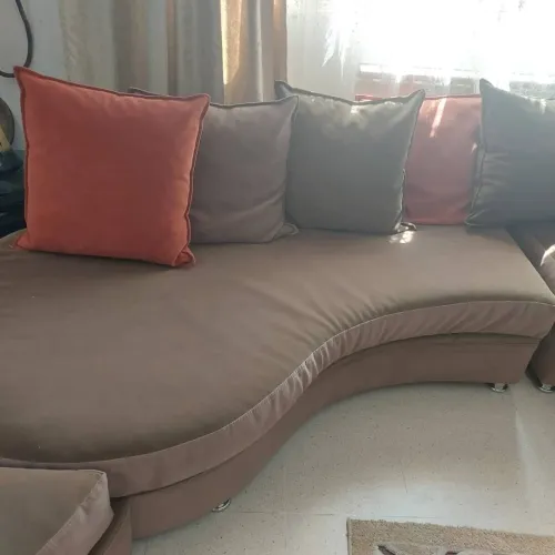 À VENDRE  Salon incurvé en tissu anti-tâches + poufs et coussins  Très bon état