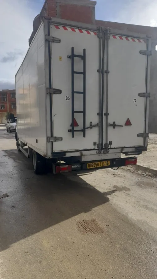 Location fourgon Iveco sans chauffeur équipé caisse conteneur