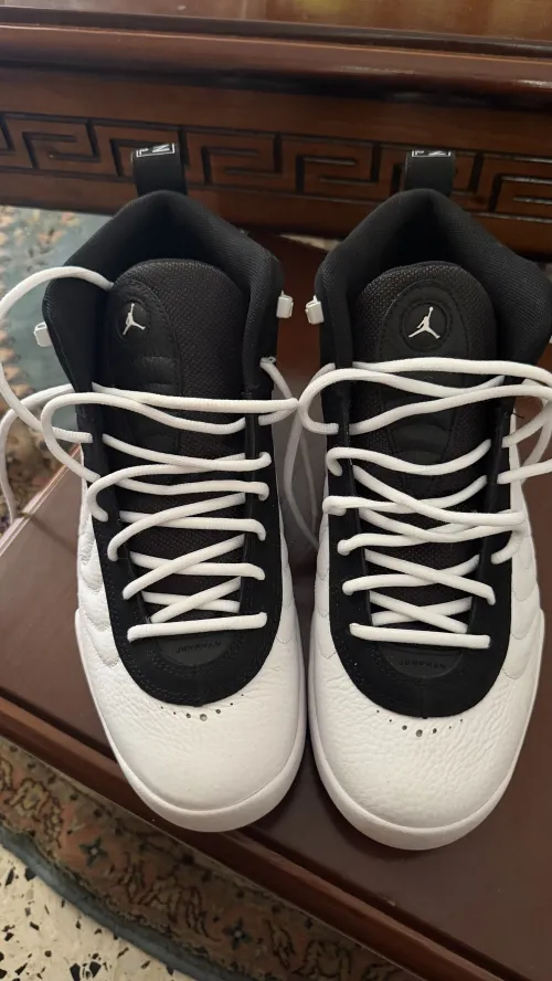 Une paire de baskets de marque Jordan