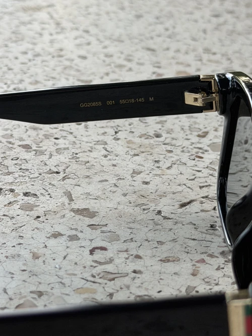 Une paire de lunettes de soleil de la marque Gucci