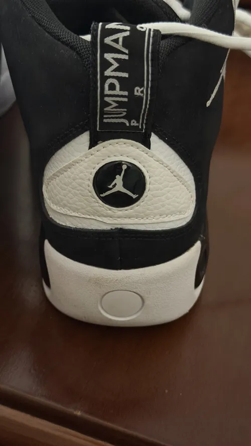 Une paire de baskets de marque Jordan