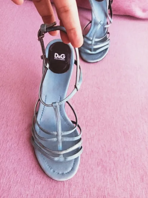 Sandales chics en satin et cuir de marque