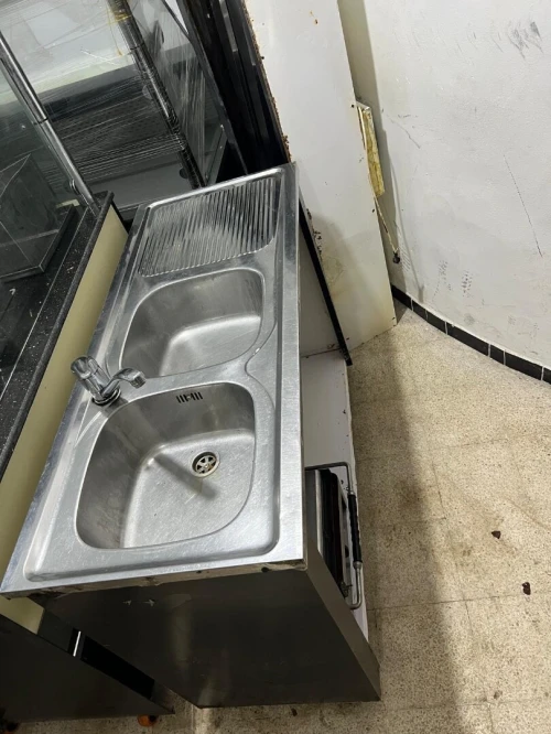 haute , pétrin, 15 chaise ,les tables, comptoirs , caisse, plaque chauffante a gaz  , evier ....