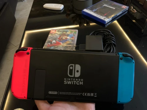  Nintendo Switch + Super Mario Odyssey