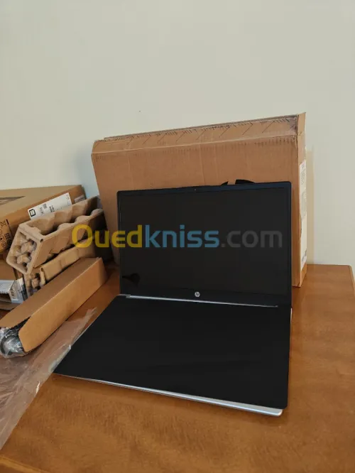 LAPTOP HP 15 fd0005dx - intel core i5 1235u (12é generation) 8G ram,512GO SSD, 15,6 full HD tactil 