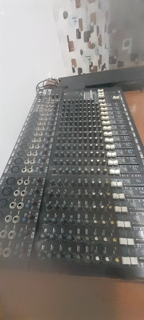 Console analogique lem swing 20et un multi effet digitech quad studio. 