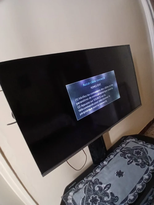 téléviseur samsung 43 pouces fih defo avec table