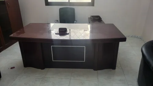 Ensemble de bureau et chaises  et armoire 