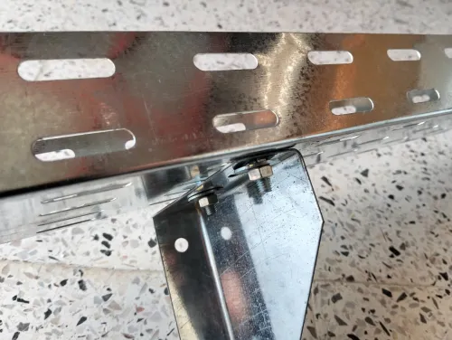 Chemin de câble toute dimensions, rails, supports et accessoires de fixation