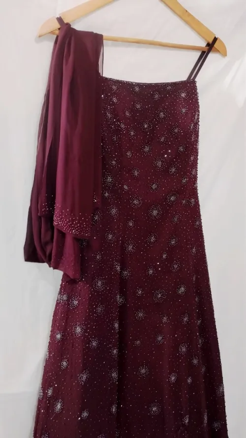 Des robes de soirée en très bon état ou neuves sont disponibles