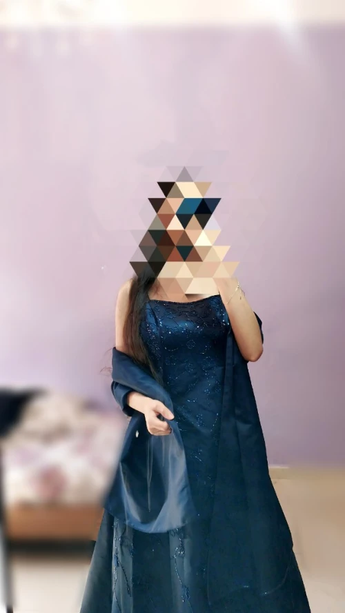 Des robes de soirée en très bon état ou neuves sont disponibles