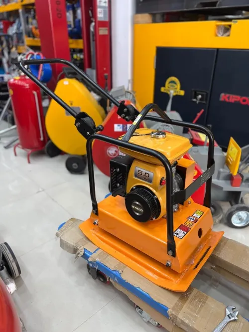COMPACTEUR 780KG / CHAUFFEUR / 2025