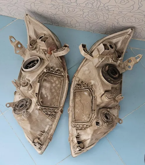 Jeux de feux avants droite & Gauche utilisés pour Toyota corolla 2L 2005
