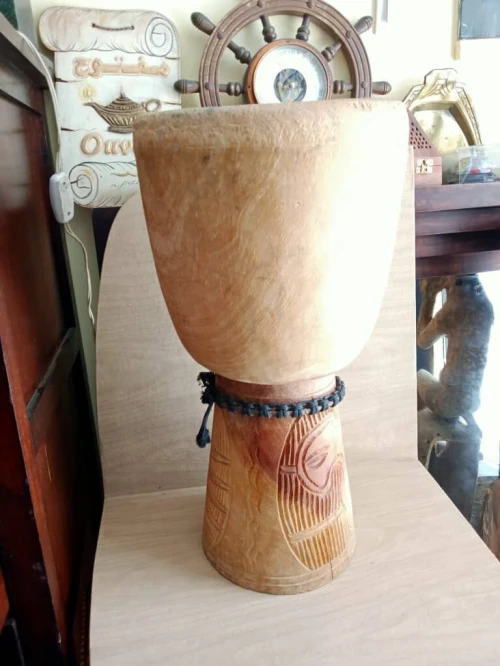 Vintage Fût de djembé, taillé et sculpté à la main , tambour, tamtam, percussion, art africain