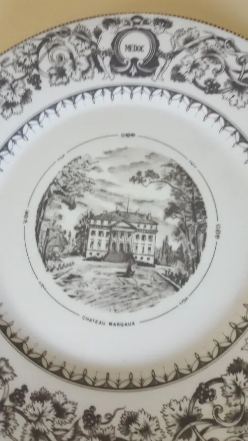 Plusieurs Assiettes anciennes de collection en faïence , porcelaine, ...  fait main signé 
