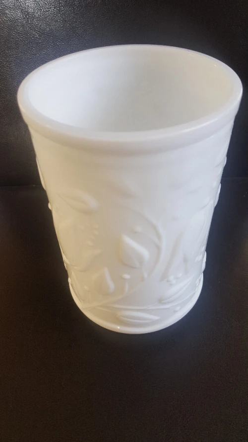 Joli vase pot en opaline blanc avec relief floral 