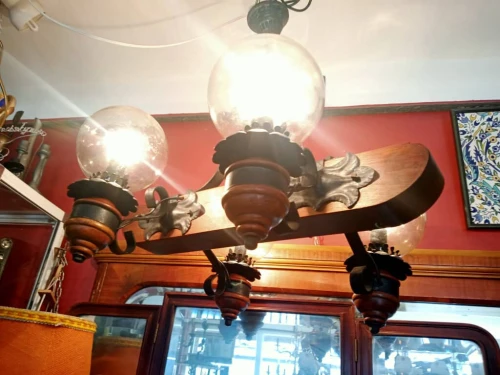 Lustre poutre rustique 4 globes en bois et fer forgé. LIQUIDATION