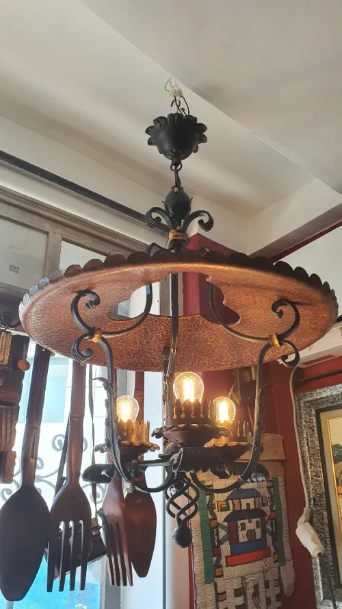 Lustre rustique allemand en fer forgé et cuivre rouge 3 lumières