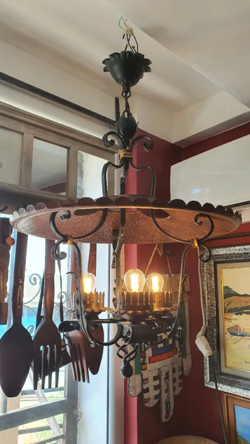 Lustre rustique allemand en fer forgé et cuivre rouge 3 lumières