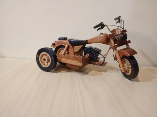 Grande Moto en bois avec side-car  