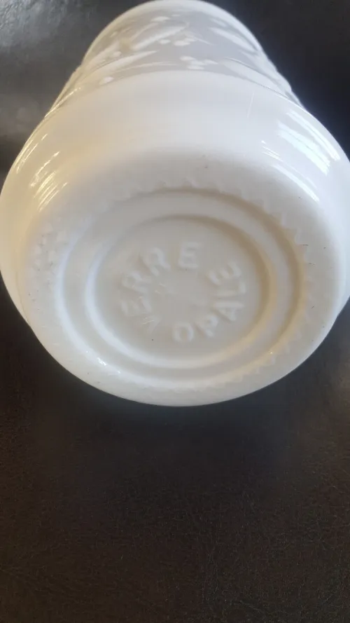 Joli vase pot en opaline blanc avec relief floral 