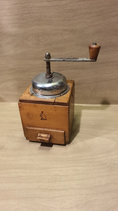 Ancien Moulin à café manuel en bois et inox avec logo gravé de chevalier LIQUIDATION