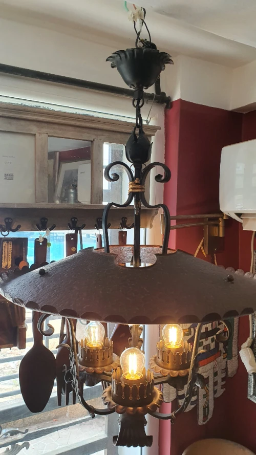 Lustre rustique allemand en fer forgé et cuivre rouge 3 lumières